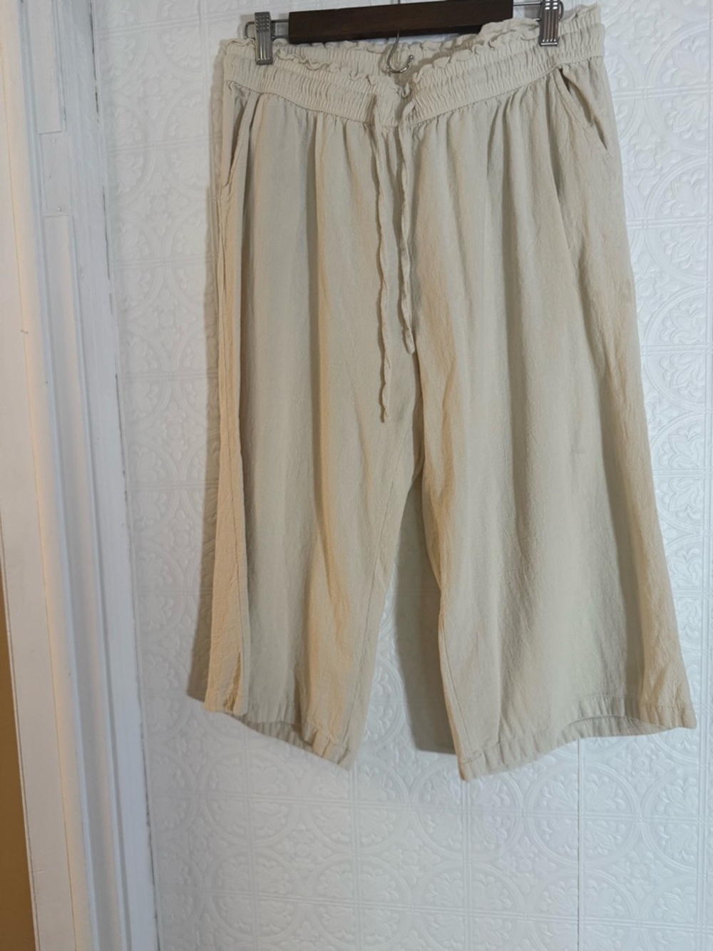 Relaxed Drawstring Capris in Light Beige - Casual Wide-Leg Pull-On